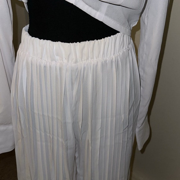 White two piece pant suit - Picture 3 of 3